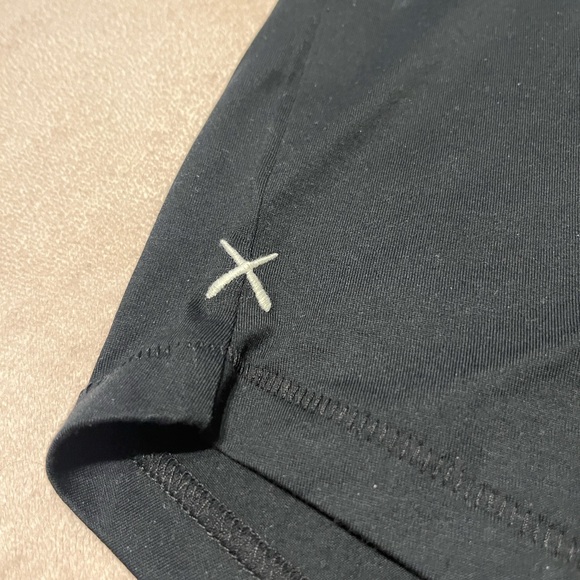 NWOT CUTS CLOTHING Curve-Hem Athletic Fit T-Shirt - Picture 5 of 9